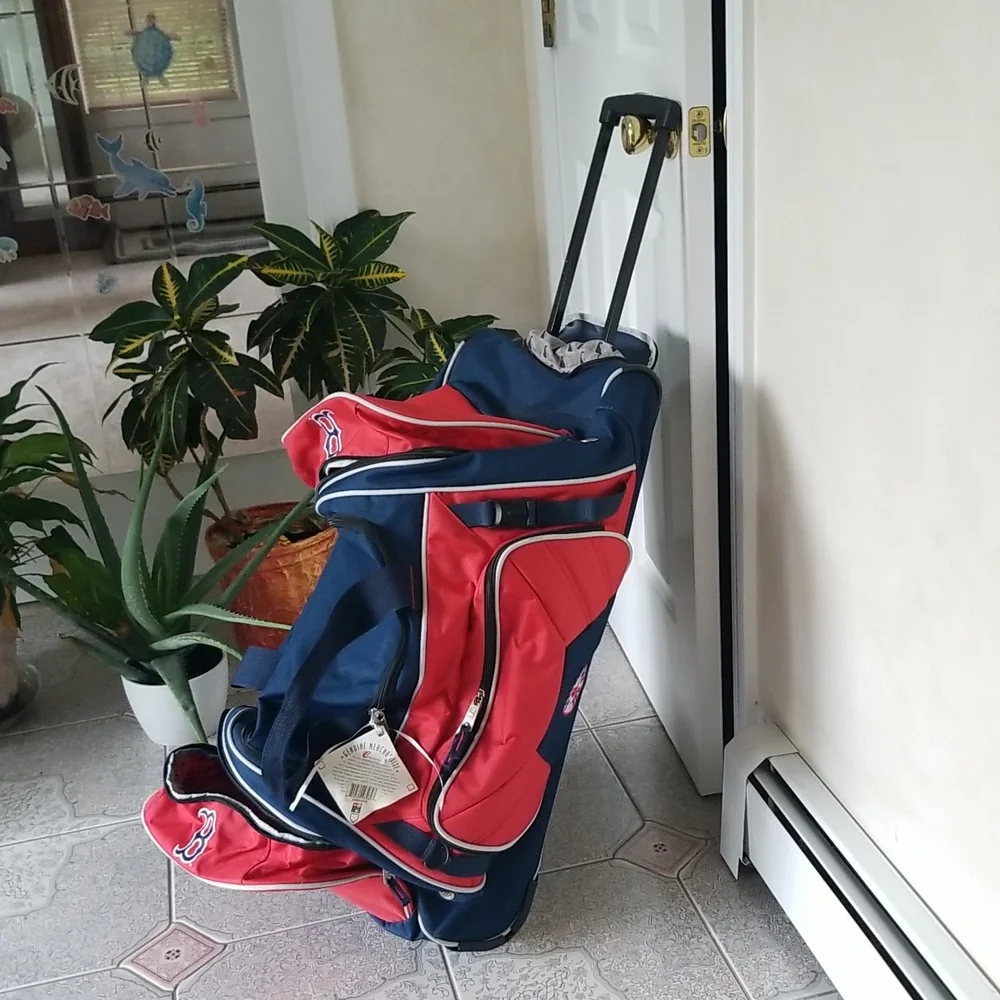 Men's NWT Boston Red Sox wheeled duffle bag, 31x17x14 with retractable handle
